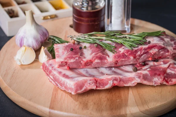 Costelas de porco frescas, carne com pimenta do alho — Fotografia de Stock