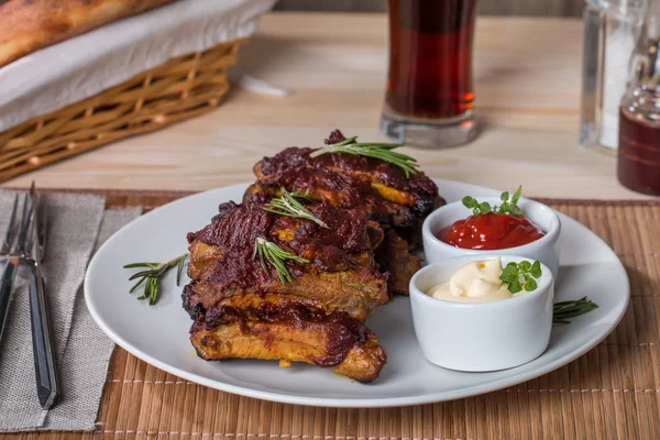 Żeberka wieprzowe z grilla w sosie barbecue — Zdjęcie stockowe