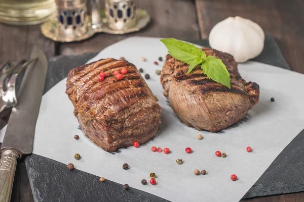 Filete de res a la parrilla de cerca sobre papel — Foto de Stock