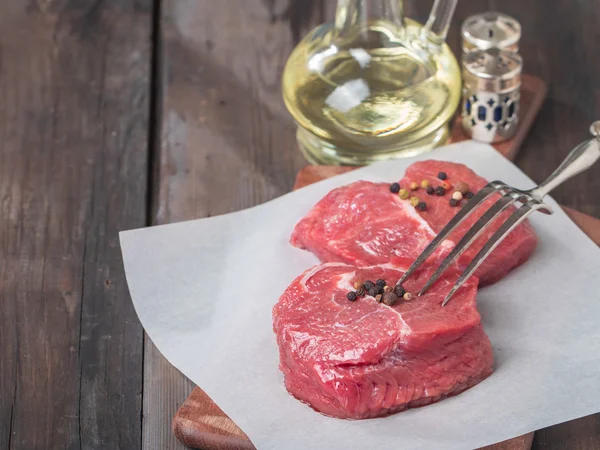 Gemarmerde biefstuk met een fles olijfolie en zout — Stockfoto