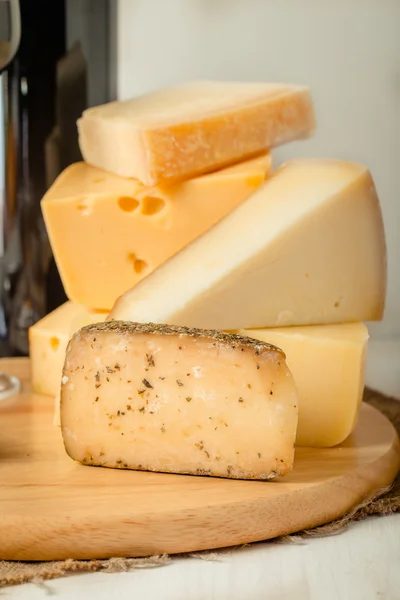 Prato de queijo variado com vinho tinto, nozes e mel — Fotografia de Stock