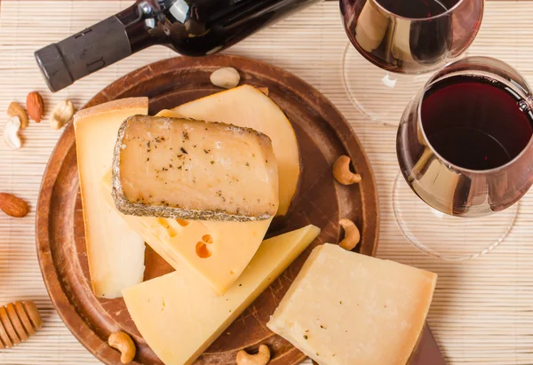 Assorted Cheese Plate with Red Wine, Nuts and Honey — Stock Photo, Image