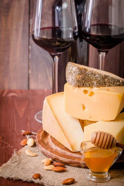 Assorted Cheese Plate with Red Wine, Nuts and Honey — Stock Photo, Image