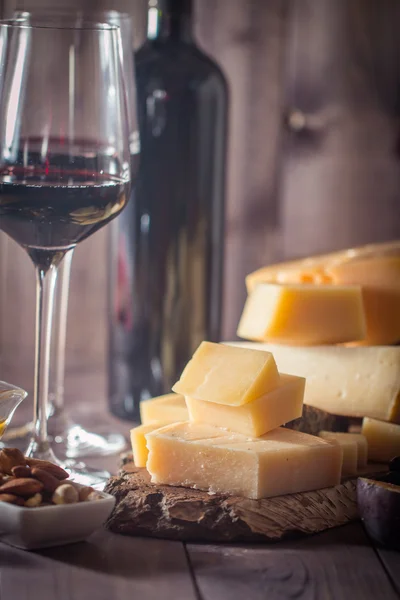 Виноград и сыр с красным вином — стоковое фото