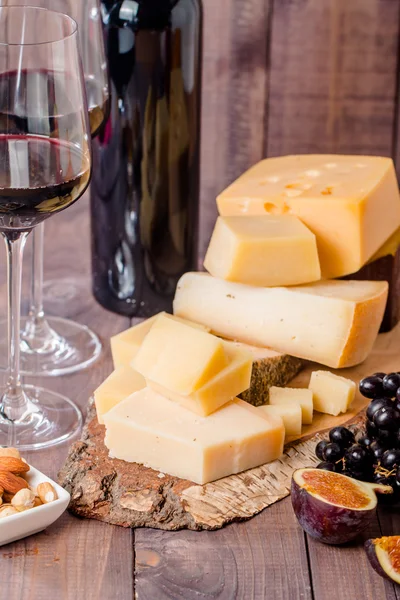 Variedad de uva y queso con vino tinto — Foto de Stock