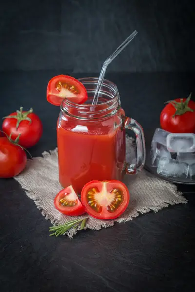 Tomates frescos y un vaso de jugo de tomate — Foto de Stock