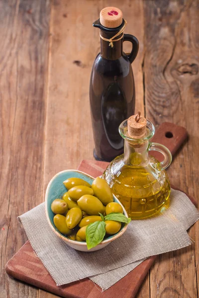 Olivový olej a olivy v misce — Stock fotografie