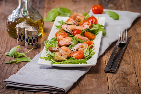 Salade met garnalen of garnaal, tomaat en rucola — Stockfoto