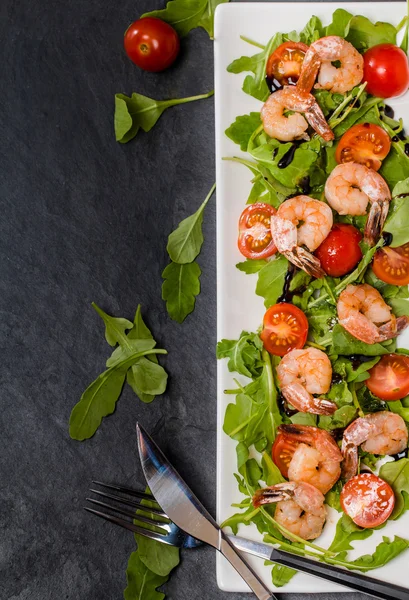 Ensalada con gambas o gambas, tomate y rúcula — Foto de Stock