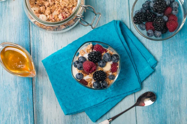 Egy tál müzli és joghurt friss bogyókkal — Stock Fotó