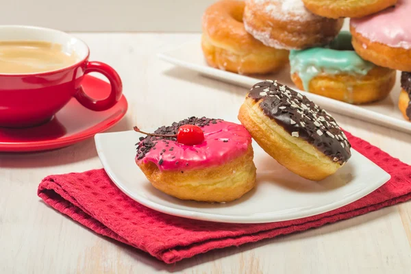 Donuts auf einem Teller und Kaffee — Stockfoto
