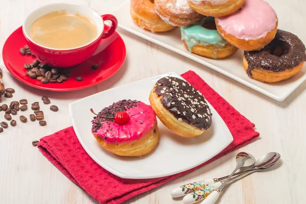 Donuts en un plato y café — Foto de Stock