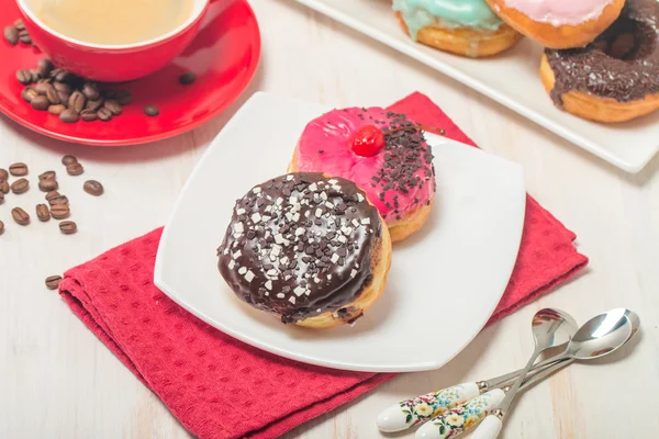 Donuts auf einem Teller und Kaffee — Stockfoto