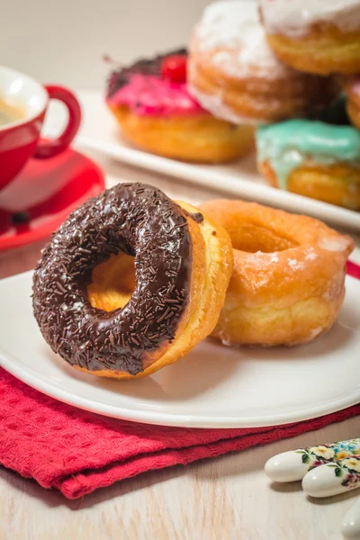 Donuts auf einem Teller und Kaffee — Stockfoto