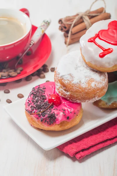 Donuts auf einem Teller und Kaffee — Stockfoto