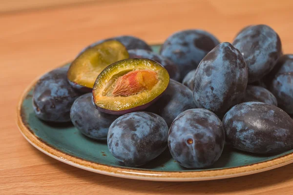 Fresh plums on a plate — Stock Photo, Image