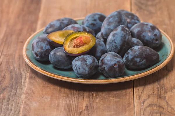 Fresh plums on a plate — Stock Photo, Image