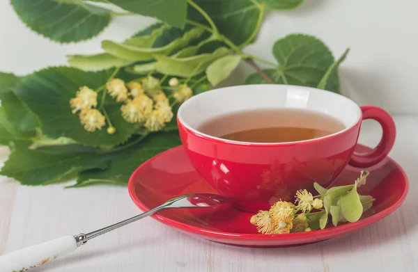 Taza roja de té de tilo —  Fotos de Stock