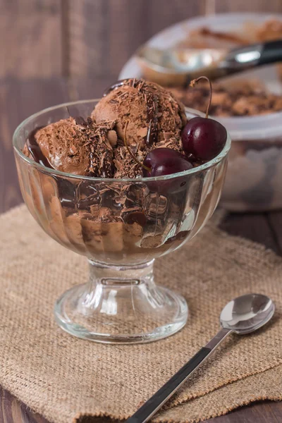 Čokoládová zmrzlina se sirupem — Stock fotografie