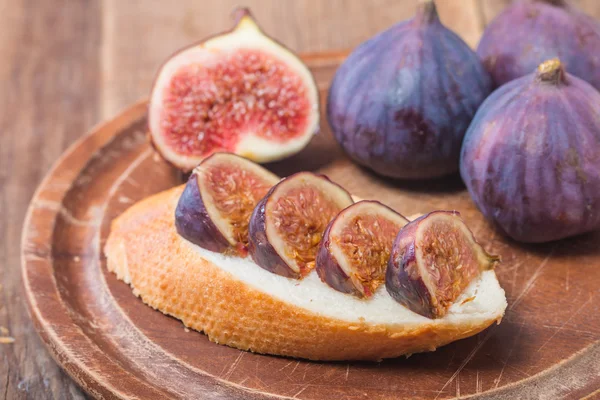 Bruschetta with fresh figs, jam and honey — Stock Photo, Image