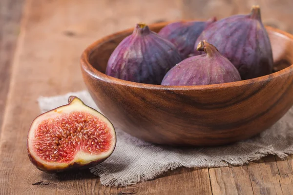 Group of fresh figs in a bowl — Stock Photo, Image