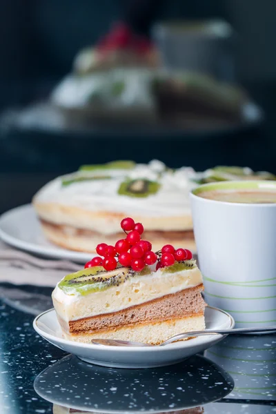 Stück Kuchen mit Buttercreme und Beeren — Stockfoto