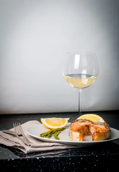 Bife grelhado de salmão com legumes e vinho — Fotografia de Stock