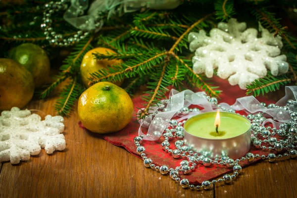 Vánoční dekorativní hořící svíčka — Stock fotografie