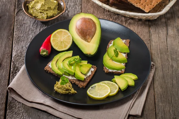 Avocado sandwich op donkere roggebrood — Stockfoto