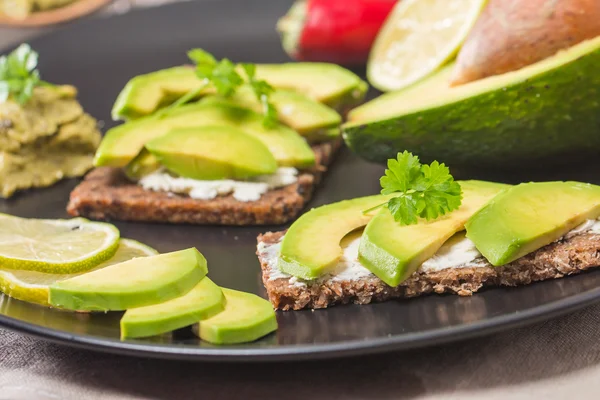 Avocado sandwich op donkere roggebrood — Stockfoto