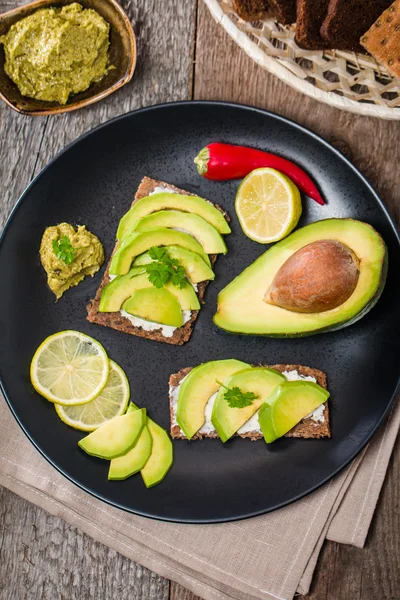 Avocado sandwich op donkere roggebrood — Stockfoto