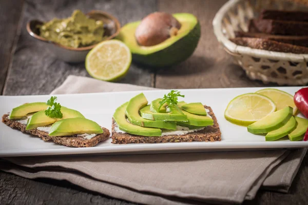 Avocado sandwich op donkere roggebrood — Stockfoto