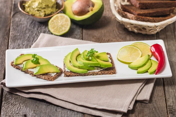 Avocado sandwich op donkere roggebrood — Stockfoto