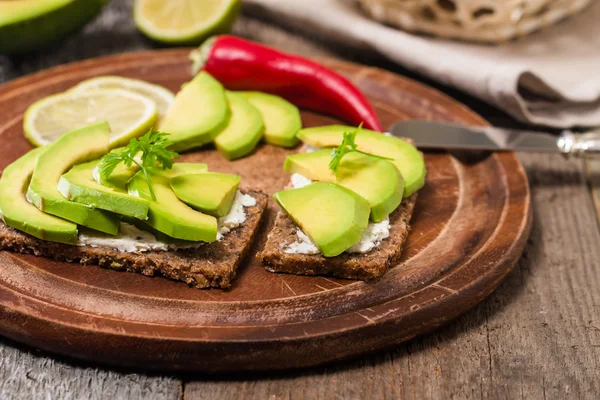 Avocado sandwich op donkere roggebrood — Stockfoto