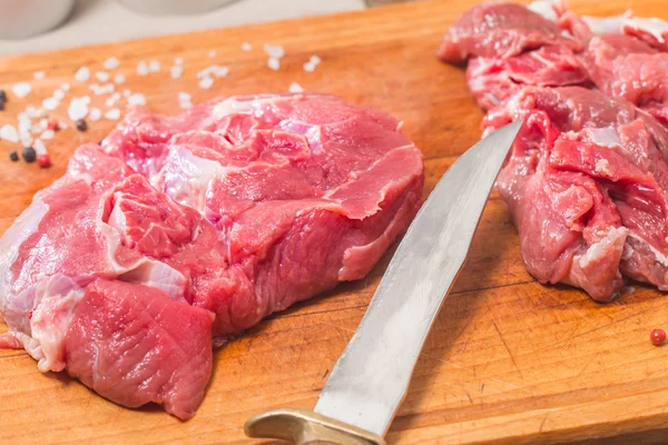 Carne cruda en tabla de cortar de madera —  Fotos de Stock