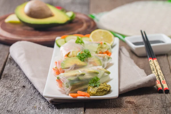 Rollos de primavera con verduras y aguacate — Foto de Stock