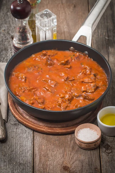 Rundvlees stoofpot met tomatensaus — Stockfoto