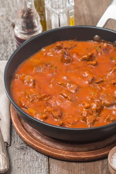 Rundvlees stoofpot met tomatensaus — Stockfoto