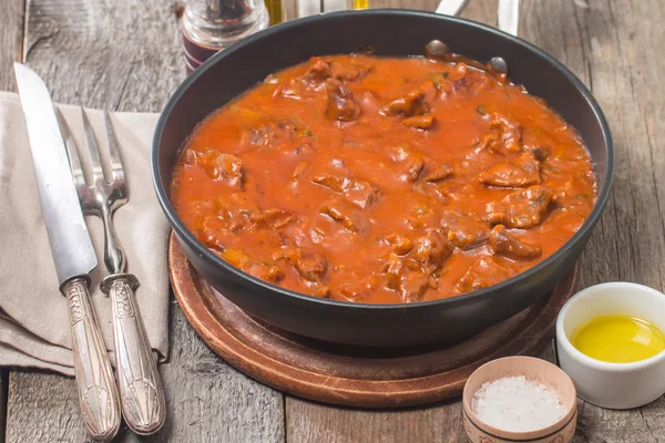 Estofado de ternera con salsa de tomate —  Fotos de Stock