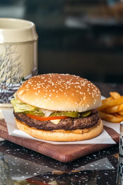 Cheeseburger servi avec frites et bière — Photo