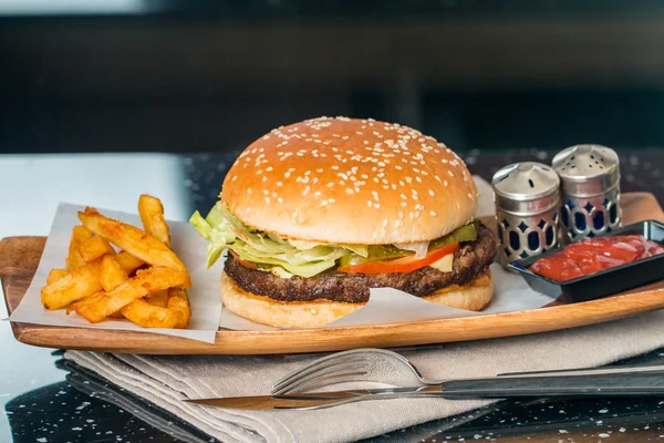 Cheeseburger serviert mit Pommes und Bier — Stockfoto