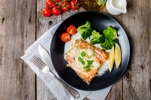 Grilled Salmon Steak with Cream sauce — Stock Photo, Image