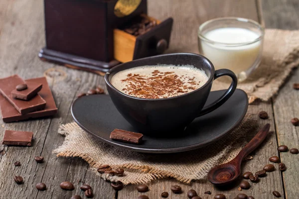 Tasse de café avec grains de café et chocolat — Photo