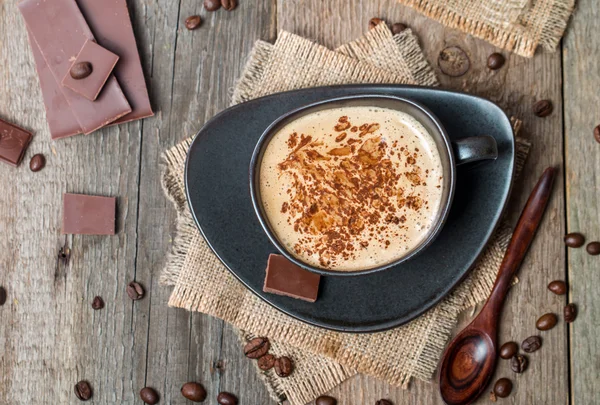 Tasse de café avec grains de café et chocolat — Photo