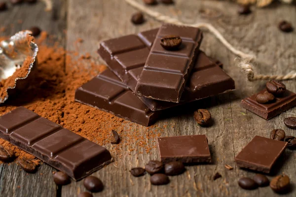 ココア パウダーとダーク チョコレート — ストック写真