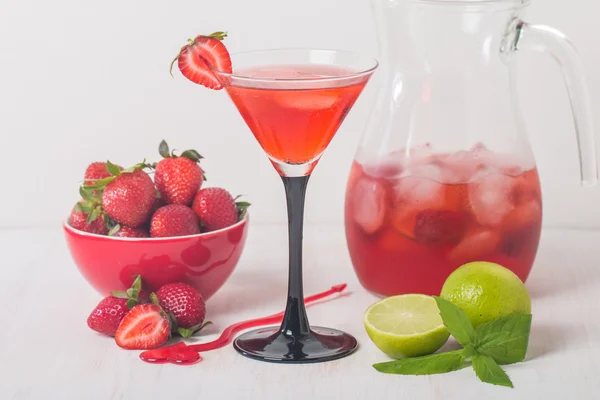 Strawberry lemonade with ice — Stock Photo, Image