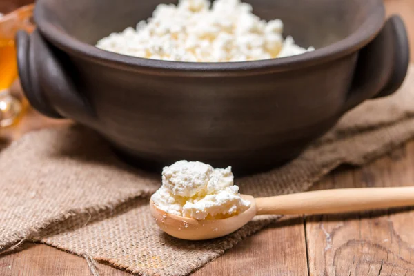 Ricotta fresca in un cucchiaio di legno — Foto Stock