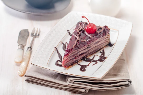 Çikolatalı kek kiraz ile katmanlı — Stok fotoğraf