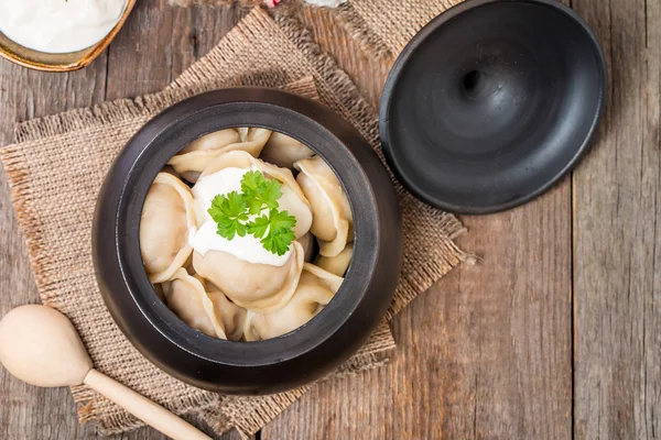 Vlees knoedels - Russische pelmeni met zure room — Stockfoto