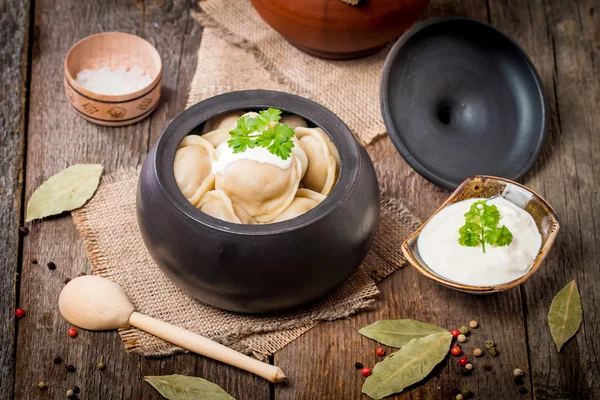 Bolinhos de carne - pelmeni russo com nata azeda — Fotografia de Stock